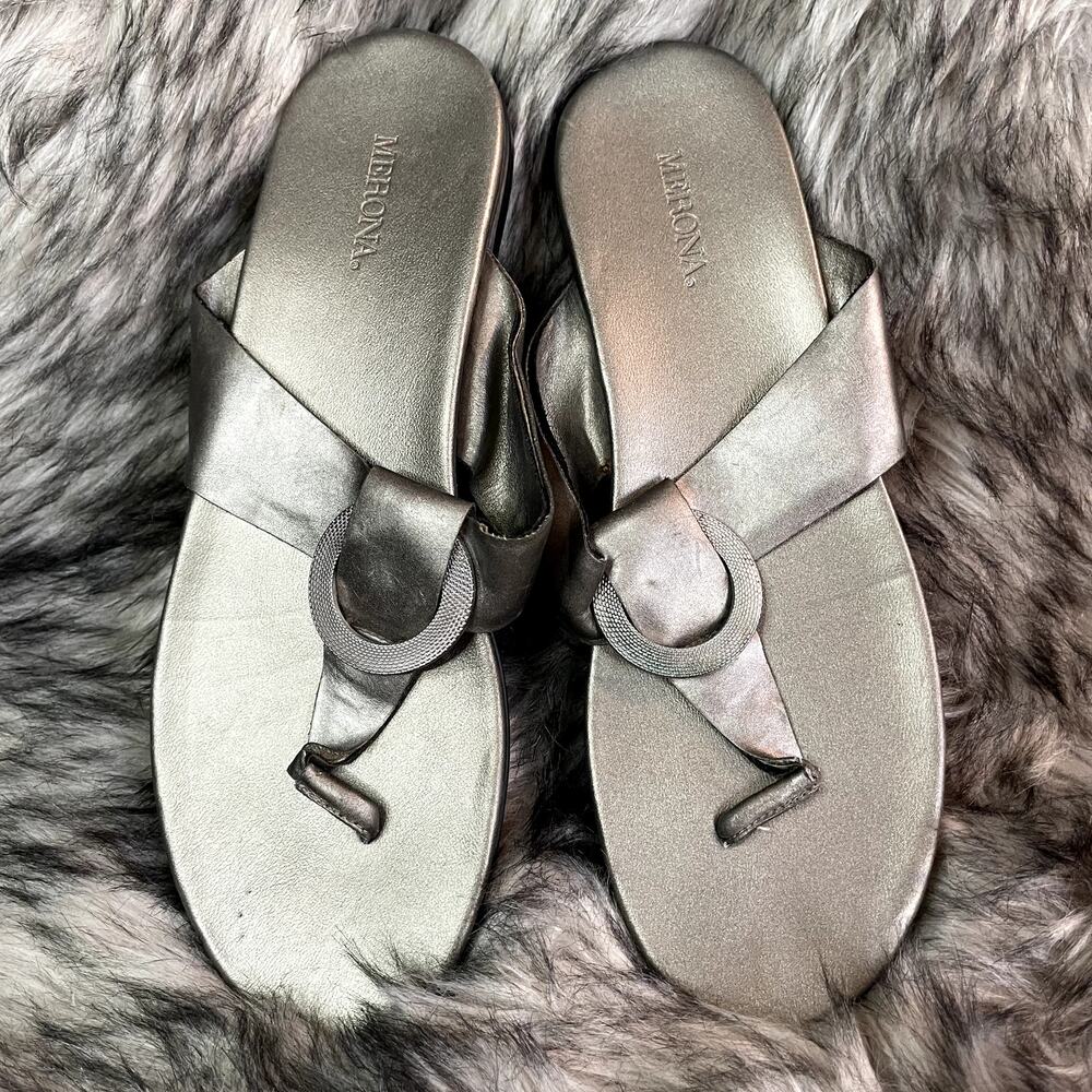 Merona Size 9 Sandal Thong gold color Silver ring detail women's  shoe